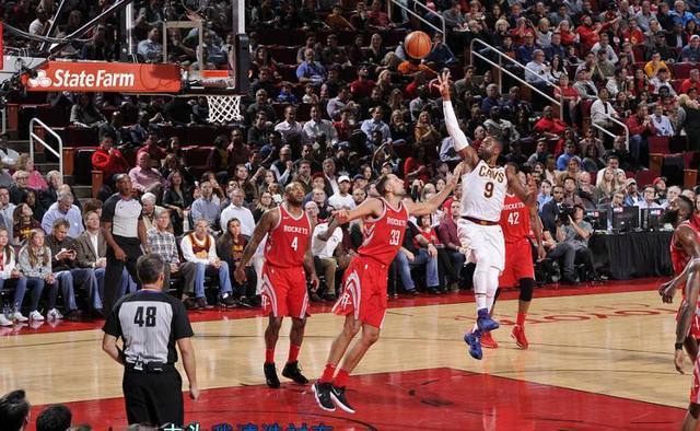 目光投向了 目光投向了